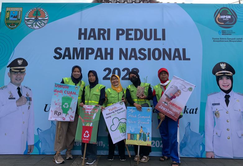 Hari Peduli Sampah Nasional, Pungut Sampah Dapat Hadiah - Suara ...